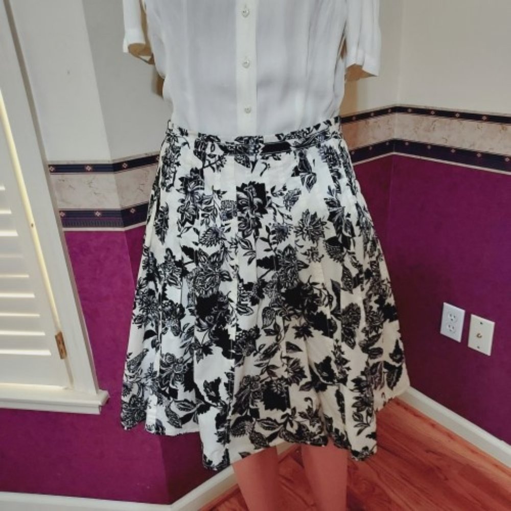 VINTAGE TALBOTS BLACK & WHITE PLEATED FLORAL FULLY LINED SKIRT SIZE 2P NWT